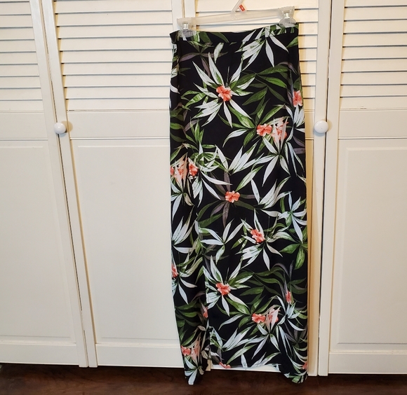 Two piece crop top and high waist skirt set - Picture 3 of 4